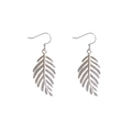 Minimalistische silberne Blattohrringe mit elegantem Haken-Design auf weißem Hintergrund - Silber