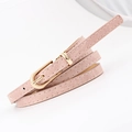 Sottile cintura da donna in ecopelle rosa chiaro opaco con fibbia dorata a perno - Rosa