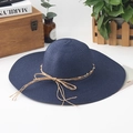 Sombrero de paja azul marino de ala ancha con lazo caqui y cuentas de colores - Ajustable / Azul Marino