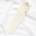 Calze a compressione in maglia beige con trama a trecce e design traforato su sfondo bianco - Taglia unica / crema