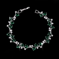 Gros plan sur bracelet plaqué or blanc 18K avec pierres vert émeraude et zircons blancs - Vert (18cm)