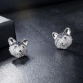 Vista macro di orecchini a lobo animali in argento con pavé di zirconi blu e bianchi - Husky