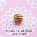 Accessorio tondo in resina cioccolato con spirale marrone scuro, ciondolo DIY 2.5cm - Motivo a Linee - Caffè Chiaro