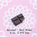 Dettaglio charm in resina al cioccolato 2,5x3,5 cm con segno di morso su fondo floreale - Design Morso - Caffè Scuro
