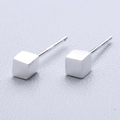 Orecchini a perno quadrati minimalisti in argento 925 con finitura in metallo spazzolato - Cubo