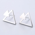 Orecchini a perno geometrici a doppio triangolo minimalista in finitura argento - Doppio Triangolo