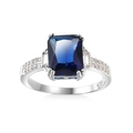 Anello in argento S925 con grande zircone blu quadrato e pietre laterali su sfondo bianco - US 7 / Stile Quadrato Blu Profondo (96095-)