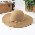 Sombrero de sol de paja beige oscuro de ala ancha con lazo y cuentas de colores - Ajustable / Caqui