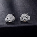 Dettaglio macro di orecchini a forma di barboncino in argento con zirconi e pietre nere - Bichon Bianco