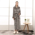 Peignoir épais en flanelle grise pour femme avec bordure géométrique et ceinture nouée - M / Gris