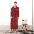 Peignoir long en flanelle rouge foncé pour homme avec texture douce et détails matelassés - M / Bordeaux
