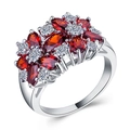 Detalle de un anillo de racimo de flores con circonitas rojas de corte marquesa en plata pulida - Talla 7 / Rojo granate