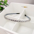 Diadema floral de cristal plateado de doble fila para mujer en un joyero blanco elegante - Gris