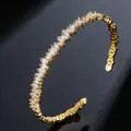 Brazalete abierto dorado de lujo con una fila de circonitas cúbicas rectangulares - Circonita Blanca Chapado en Oro de 18K