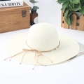 Sombrero de paja marfil para mujer con banda decorativa de cuentas y detalle de lazo - Ajustable / Blanco Leche