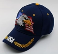 Gedetailleerd borduursel van een Amerikaanse adelaar en vlag op een marineblauwe pet - Stijl #13-Marine USA Laurier
