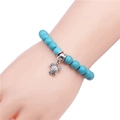 Bracciale di perline turchesi con ciondolo a tartaruga in argento antico al polso - Sfera 8mm / Verde