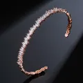 Elegante brazalete de oro rosa con una fila continua de circonitas en corte baguette - Circonita Blanca Chapado en Oro Rosa