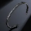 Elegante brazalete geométrico negro con hilera de circonitas de corte rectangular - Circonita Negra Chapado en Gris Metalizado