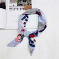 Dettaglio di un foulard di seta a fiori con strisce blu e trama annodata fine - 4 Floreale Blu