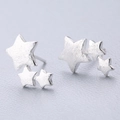 Eleganti orecchini a lobo in argento 925 con design a tripla stella e finitura opaca - Fila di Stelle