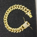 18K vergulde 12mm brede Cubaanse schakelarmband met fonkelende steentjes rondom - 18.5cm / Goud / Side Release Buckle