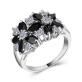 Dettaglio di un anello a grappolo con pietre marquise nere e zirconi scintillanti - Nero