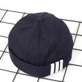Detailansicht der dunkelblauen Docker-Mütze mit weißen Seitenstreifen und Baumwollstruktur - M(56-58cm) / Marineblau