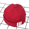 Detailopname van rode docker hoed met zijstrepen en keperkatoen textuur - M(56-58cm) / Rood