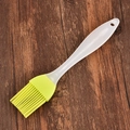Pincel de silicona verde lima con mango de PP sobre fondo de madera oscura - Verde limón