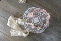 Dettaglio dei fiori in tessuto rosa e del nastro di pizzo beige sulla fascia bebè - Rosa