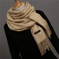 Detailansicht eines kamelfarbenen Kaschmirschals mit Quasten auf einer Schaufensterpuppe - 200*70cm / Khaki
