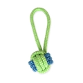 Close-up van gevlochten katoenen hondentouw in groen, blauw en wit met een handig handvat - Handvat Touwbal No.1