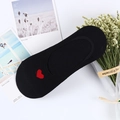 Detail einer schwarzen Baumwollsocke mit rotem Herzstick und dekorativen Elementen - Einheitsgröße / Schwarzes Herz