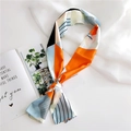 Écharpe longue en soie à motifs géométriques orange et bleu nouée sur fond blanc pur - Bloc de Couleur Beige Bleu