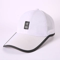 Detail einer weißen atmungsaktiven Netz-Baseballkappe mit schwarzem Logo-Etikett - Weiß