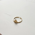 Anillo ajustable de plata S925 dorada con diseño geométrico de triángulo micro-pave - J729 Anillo de Triángulo Superpuesto / Dorado