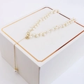 Verstellbare goldene Choker-Halskette mit weißen Perlen und Quastenanhänger in Box - Perlenstil