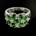 Dettaglio macro di anello in argento con gemme verdi ovali e zirconi scintillanti - Smeraldo
