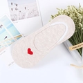 Detailaufnahme beiger Baumwoll-Füßlinge mit einer feinen roten Herz-Stickerei vorne - Einheitsgröße / Herz Khaki