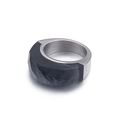 Minimalistischer breiter Edelstahlring mit facettiertem schwarzem Glas-Inlay - Dunkelgrau (KR44977-K)