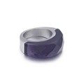 Anillo moderno de acero inoxidable con piedra de resina facetada púrpura en fondo blanco - Púrpura Profundo (KR44951-K)