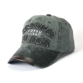 Detalle de gorra vintage gris carbón con bordado 3D y acento de cuero en el borde de visera - Borde Negro + Verde Oscuro