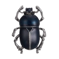 Spilla a forma di scarabeo vintage in smalto blu scuro e cristalli su sfondo bianco - Coleottero Smaltato Blu Profondo