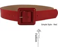 Detailopname van een brede rode kunstlederen riem met een grote vierkante gesp - Rood