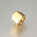 Chevalière carrée en or poli pour homme en acier titane, vue latérale sous un angle de 45° - US 7 / Doré