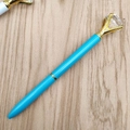 Penna a sfera blu in metallo con grande diamante e dettagli oro su legno - Blu lago