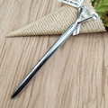 Penna a sfera in metallo argento con grande diamante trasparente su fondo in legno - Argento Lucido