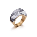 Anello in acciaio dorato con grande cristallo grigio sfaccettato e finitura spazzolata - Grigio (KR44970-K)