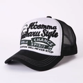 Cappello trucker in rete con ricamo bianco e nero per la protezione solare - Nero